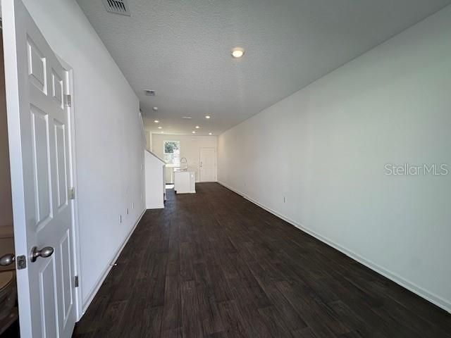 合同活跃: $245,990 (2 贝兹, 2 浴室, 1109 平方英尺)