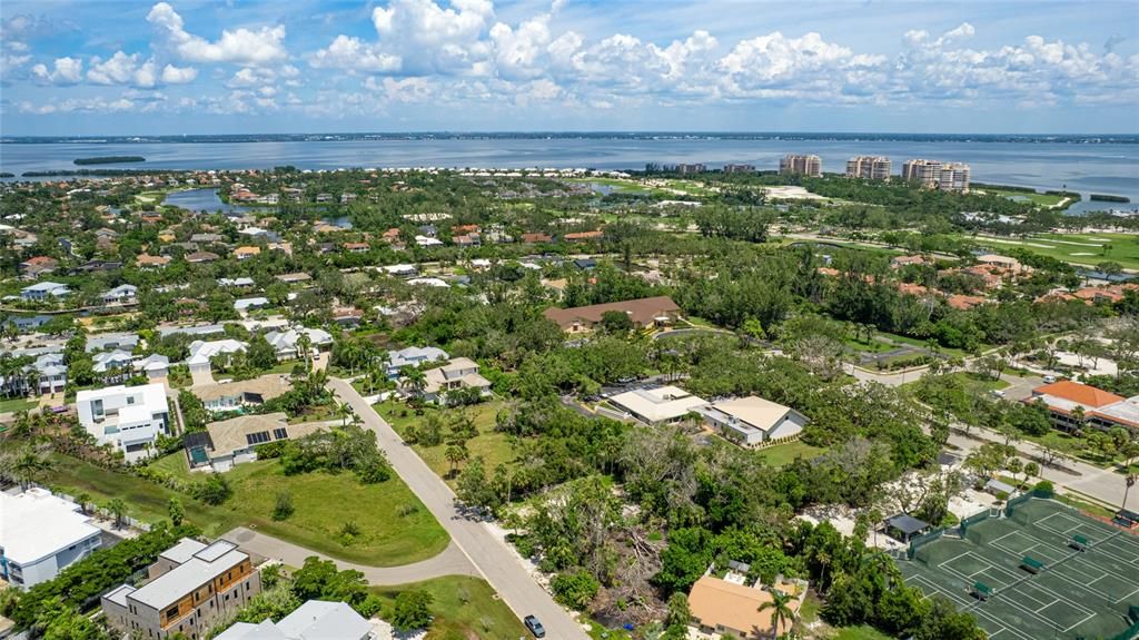 En Venta: $950,000 (0.43 acres)