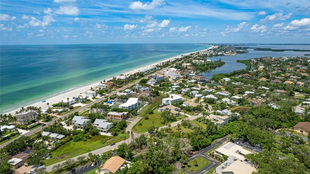 En Venta: $950,000 (0.43 acres)