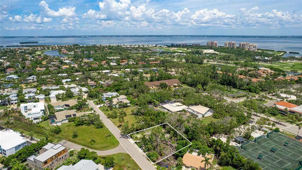 En Venta: $950,000 (0.43 acres)