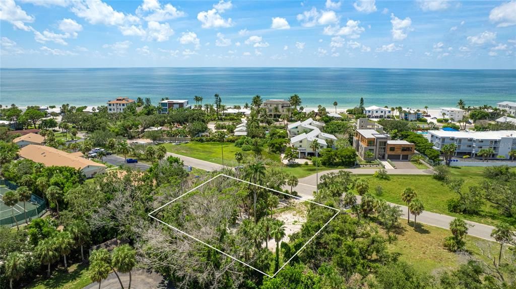 En Venta: $950,000 (0.43 acres)