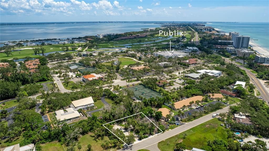 En Venta: $950,000 (0.43 acres)