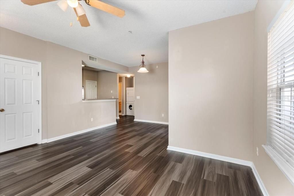 На продажу: $158,000 (2 спален, 2 ванн, 1049 Квадратных фут)