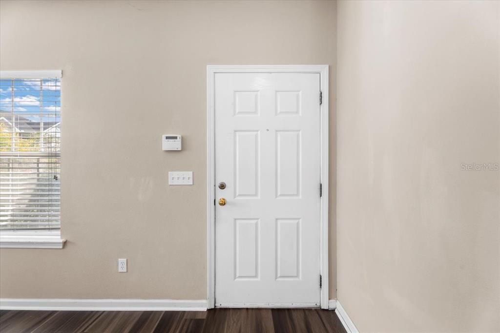 На продажу: $158,000 (2 спален, 2 ванн, 1049 Квадратных фут)