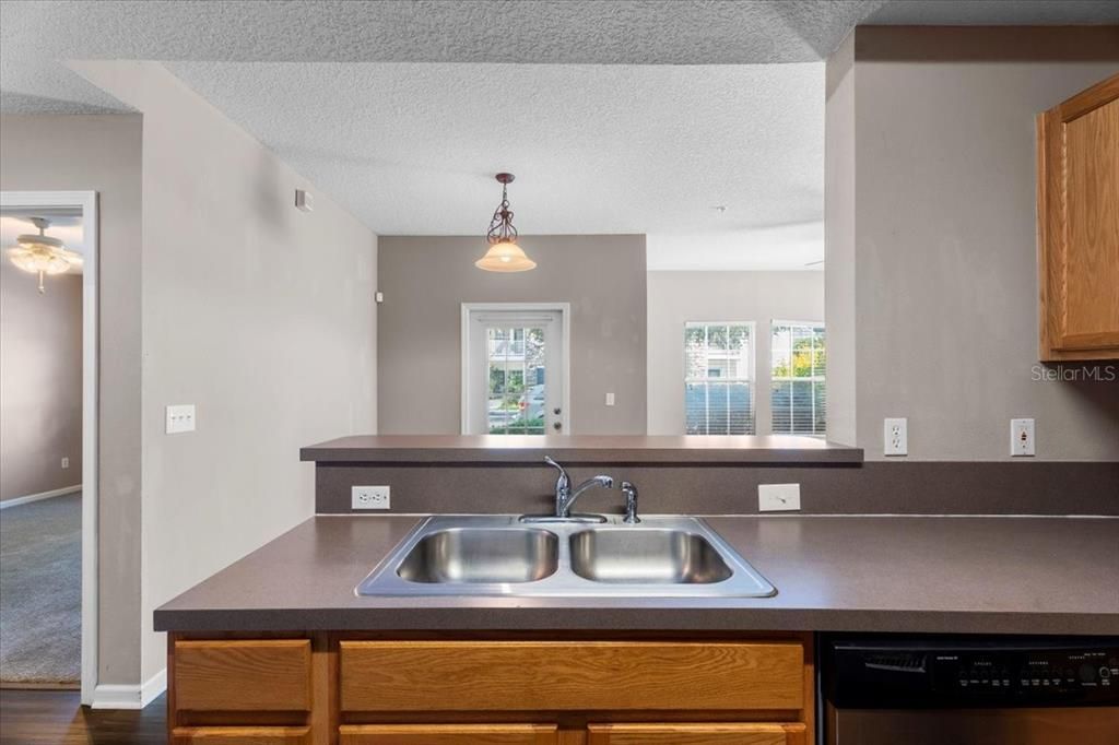 На продажу: $158,000 (2 спален, 2 ванн, 1049 Квадратных фут)