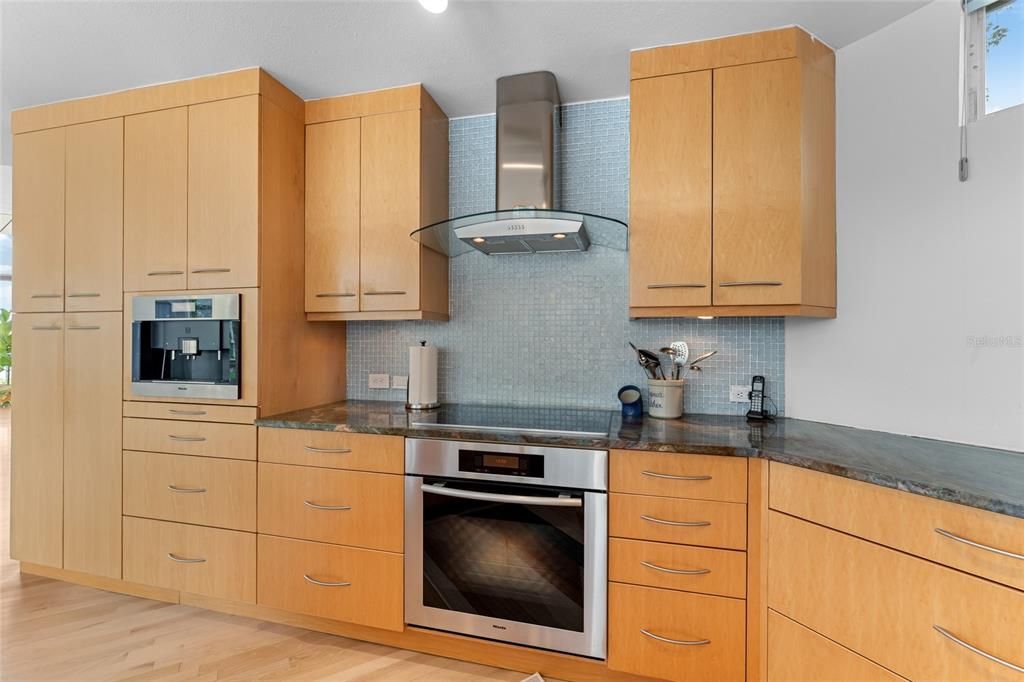 合同活跃: $4,795,000 (3 贝兹, 3 浴室, 3935 平方英尺)