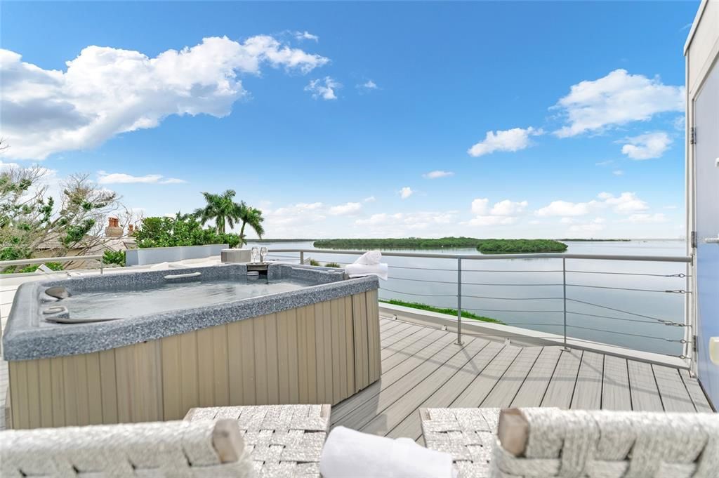 合同活跃: $4,795,000 (3 贝兹, 3 浴室, 3935 平方英尺)