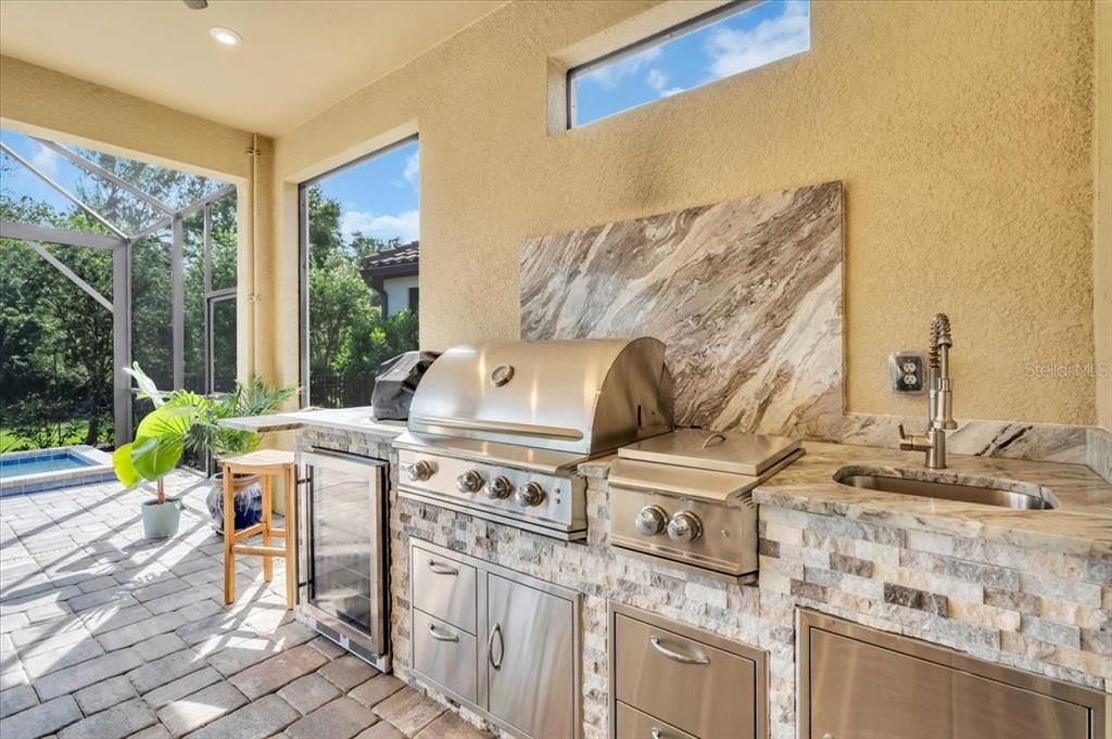 合同活跃: $695,000 (3 贝兹, 3 浴室, 2323 平方英尺)