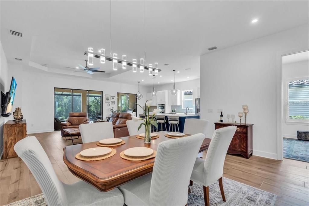 合同活跃: $695,000 (3 贝兹, 3 浴室, 2323 平方英尺)