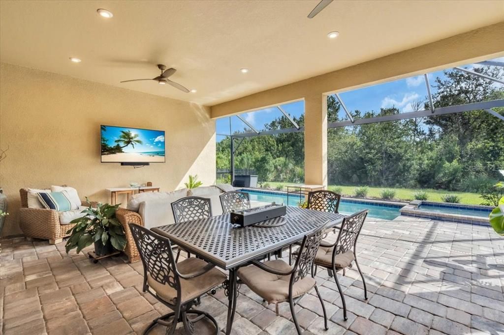 合同活跃: $695,000 (3 贝兹, 3 浴室, 2323 平方英尺)