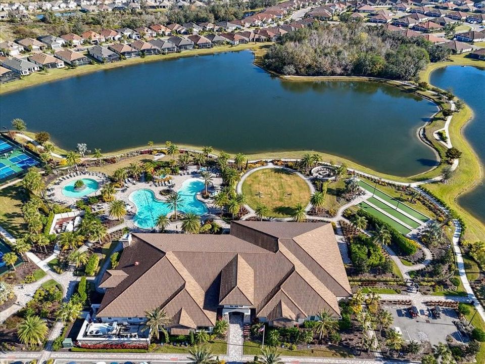 合同活跃: $695,000 (3 贝兹, 3 浴室, 2323 平方英尺)