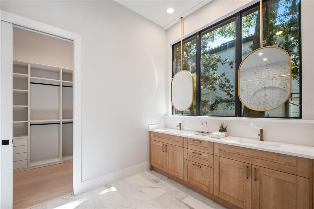 For Sale: $3,895,000 (5 beds, 5 baths, 4520 Square Feet)