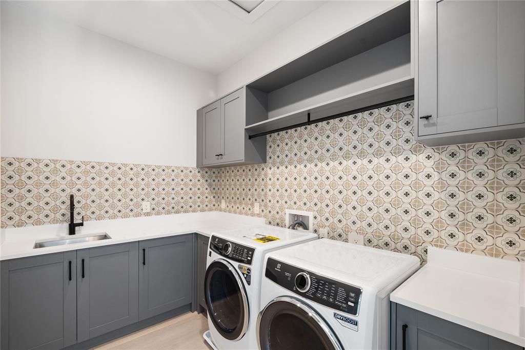 For Sale: $3,895,000 (5 beds, 5 baths, 4520 Square Feet)