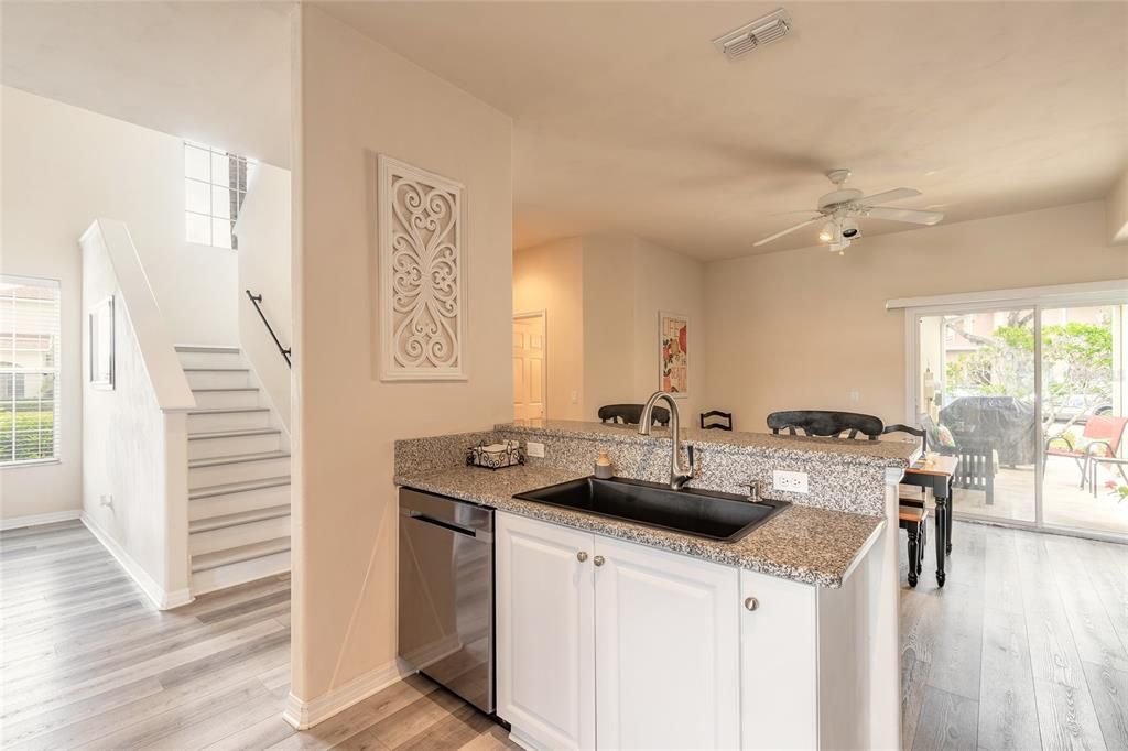 На продажу: $334,999 (2 спален, 2 ванн, 1837 Квадратных фут)