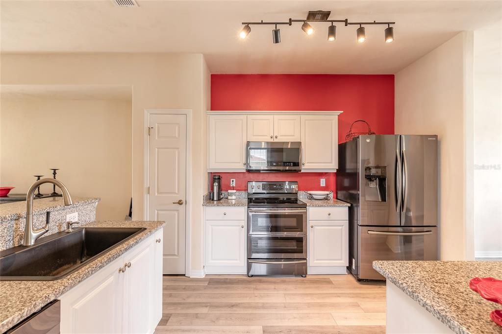 На продажу: $334,999 (2 спален, 2 ванн, 1837 Квадратных фут)