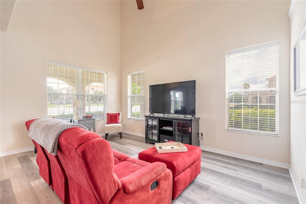 На продажу: $334,999 (2 спален, 2 ванн, 1837 Квадратных фут)