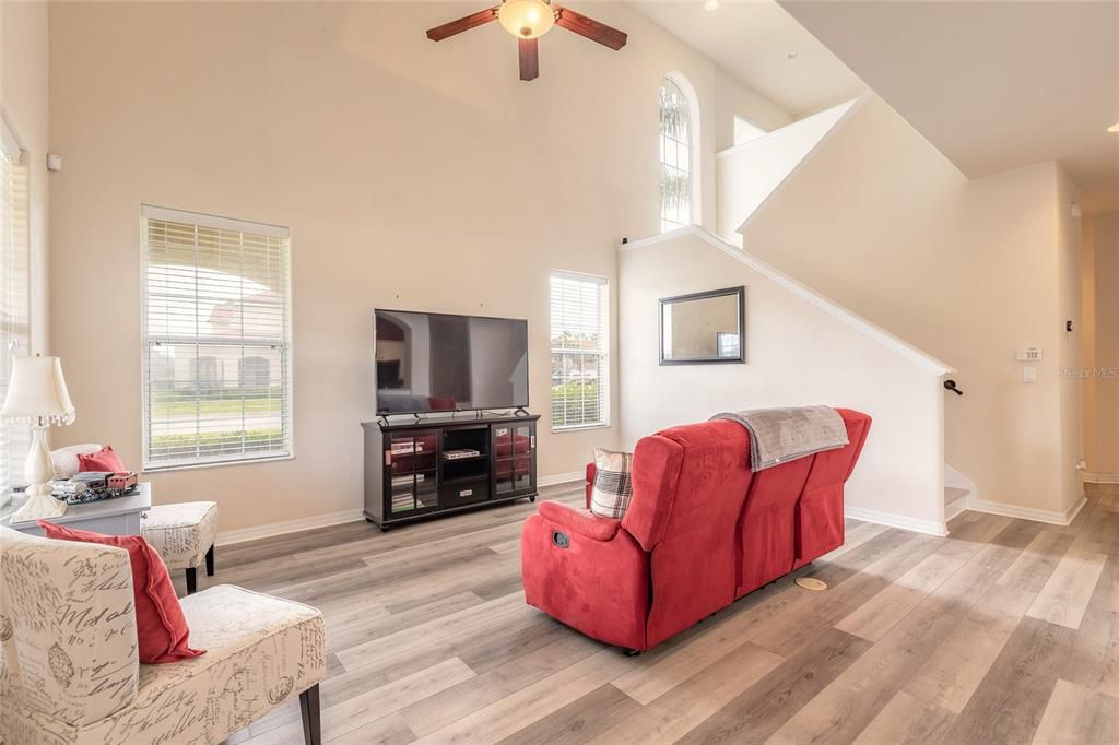 На продажу: $334,999 (2 спален, 2 ванн, 1837 Квадратных фут)