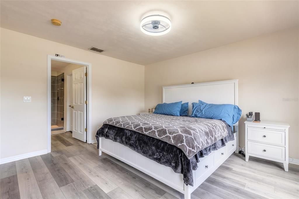 На продажу: $334,999 (2 спален, 2 ванн, 1837 Квадратных фут)