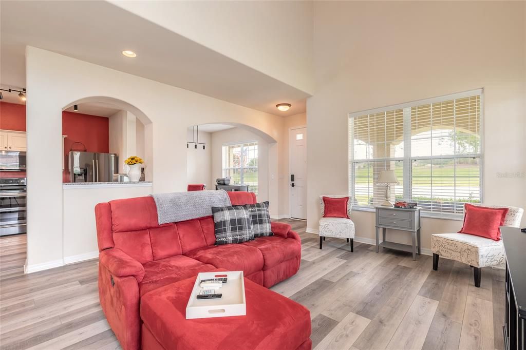 На продажу: $334,999 (2 спален, 2 ванн, 1837 Квадратных фут)