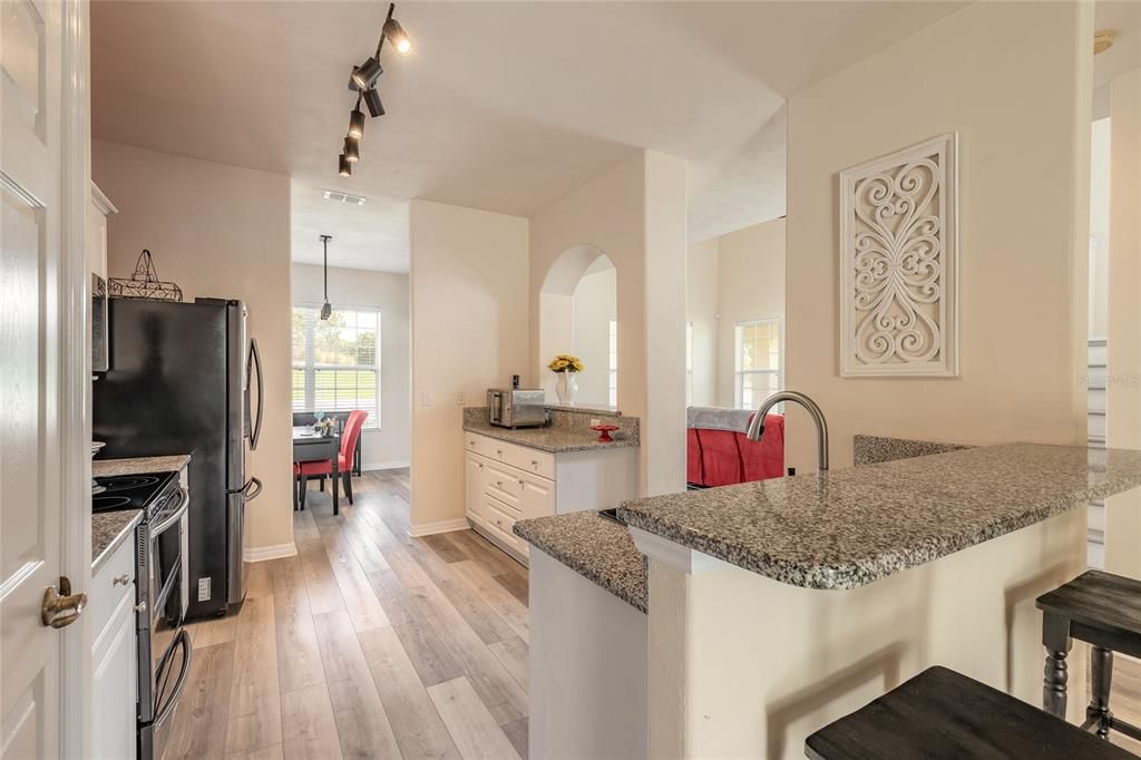 На продажу: $334,999 (2 спален, 2 ванн, 1837 Квадратных фут)