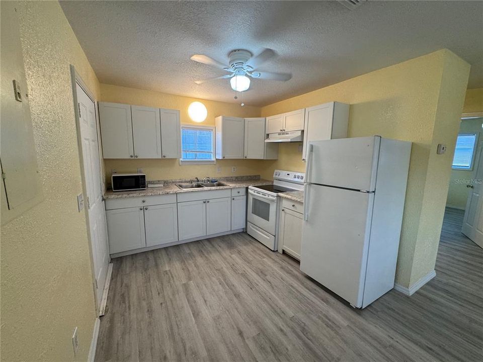 合同活跃: $150,000 (2 贝兹, 1 浴室, 672 平方英尺)