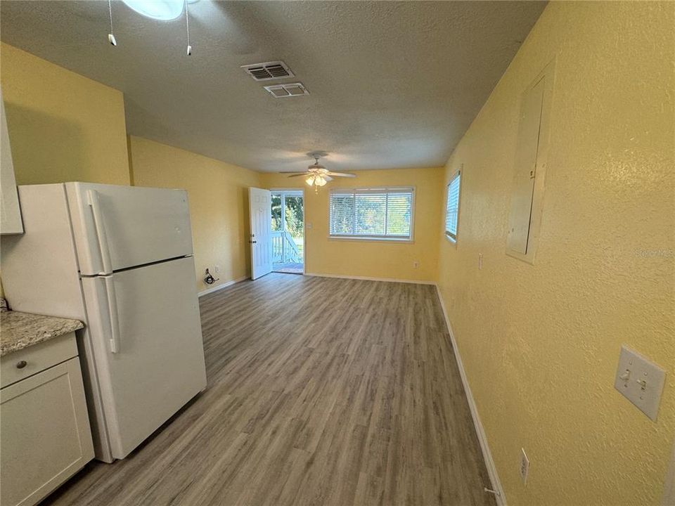 合同活跃: $150,000 (2 贝兹, 1 浴室, 672 平方英尺)