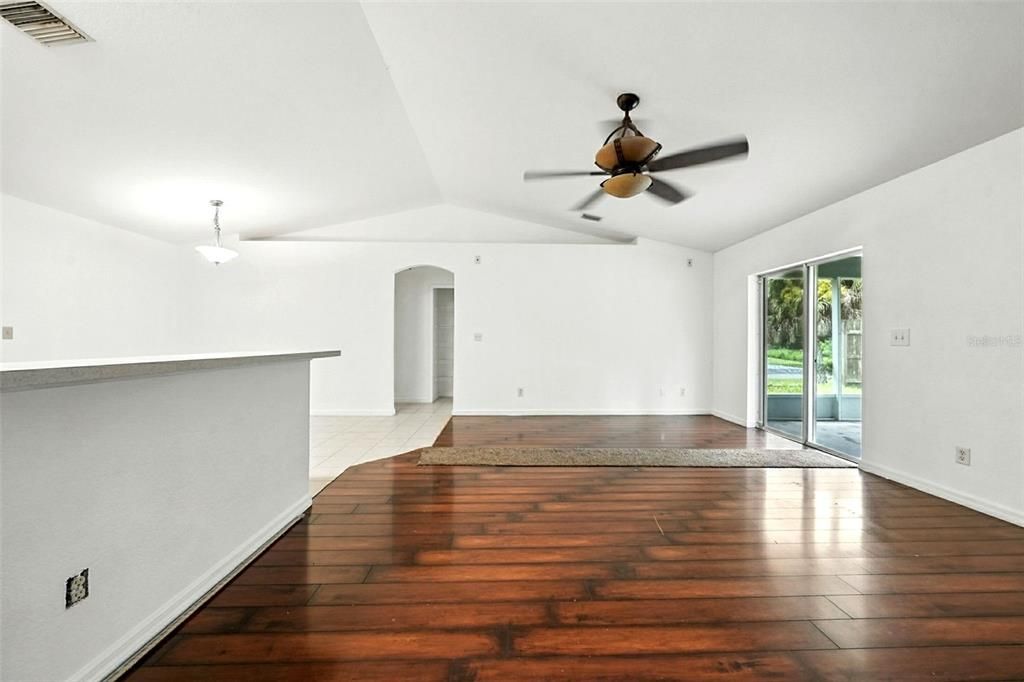 For Sale: $257,900 (4 beds, 2 baths, 1476 Square Feet)