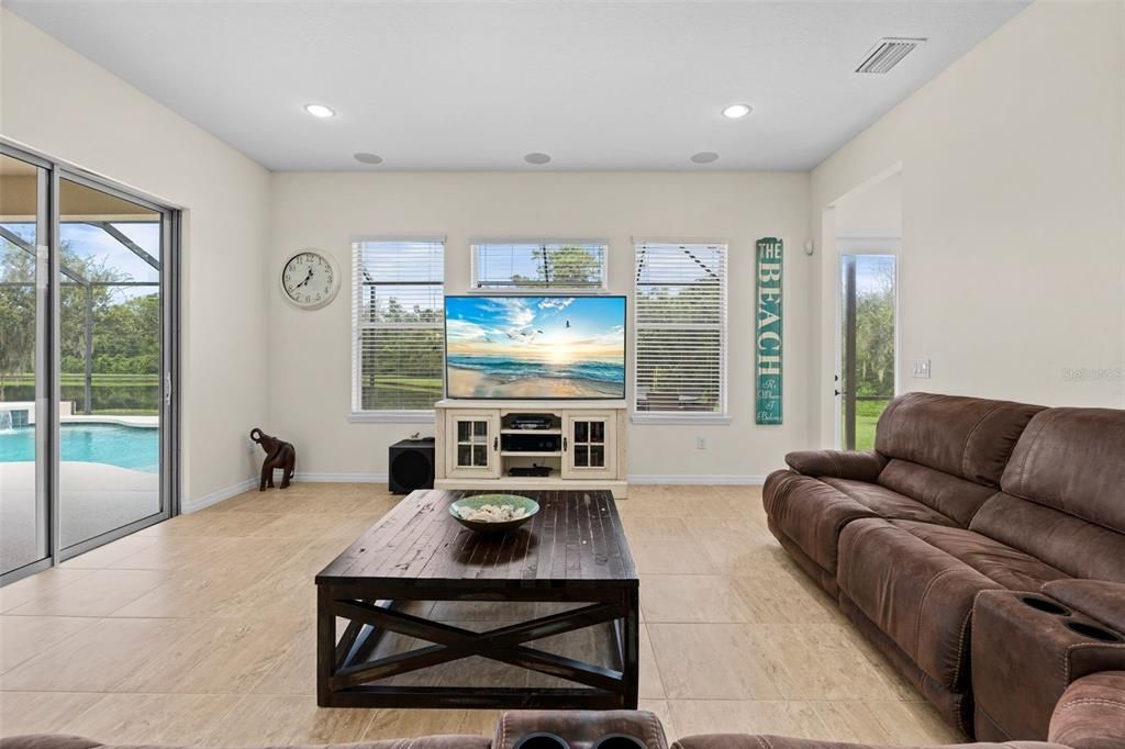 Под контрактом: $899,900 (4 спален, 3 ванн, 3120 Квадратных фут)