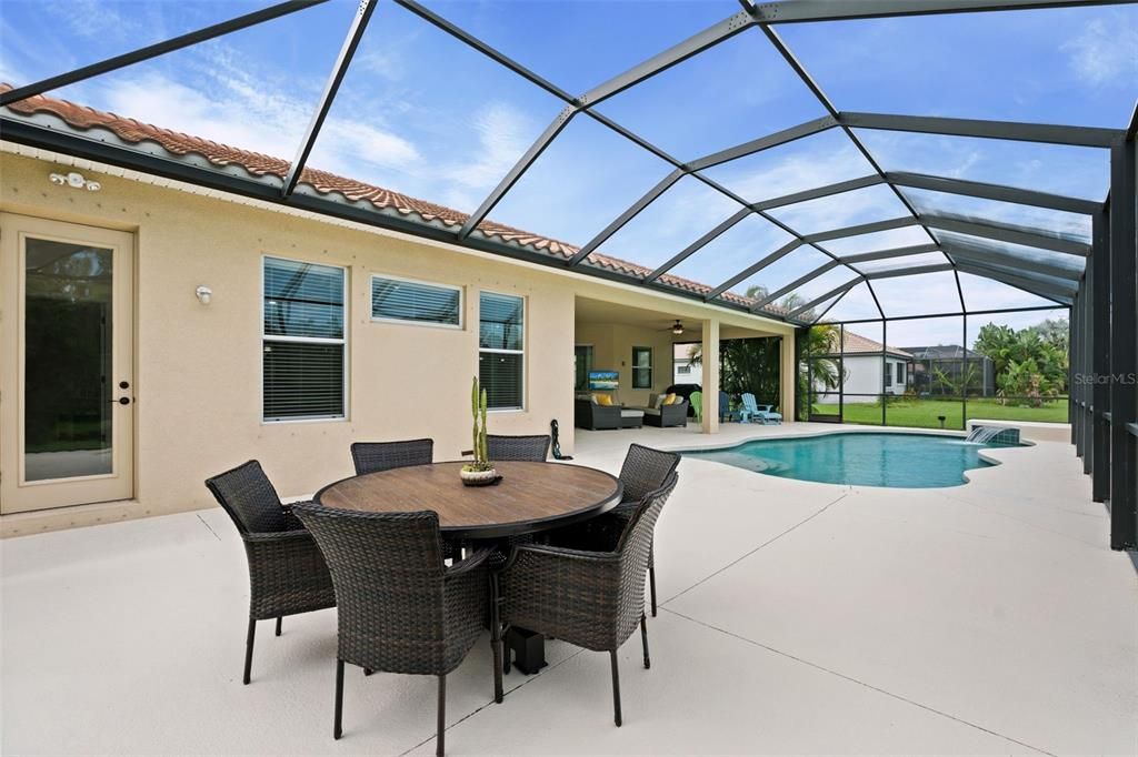 Под контрактом: $899,900 (4 спален, 3 ванн, 3120 Квадратных фут)