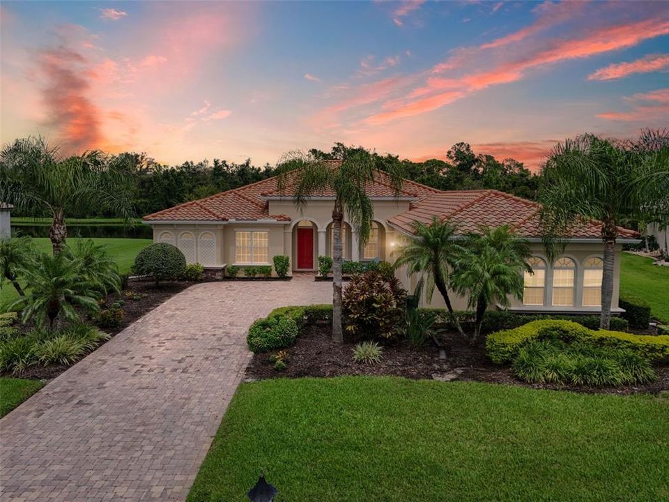 Под контрактом: $899,900 (4 спален, 3 ванн, 3120 Квадратных фут)