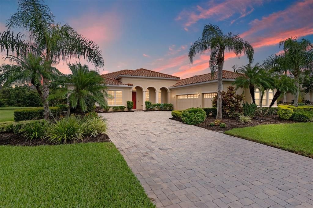 Под контрактом: $899,900 (4 спален, 3 ванн, 3120 Квадратных фут)