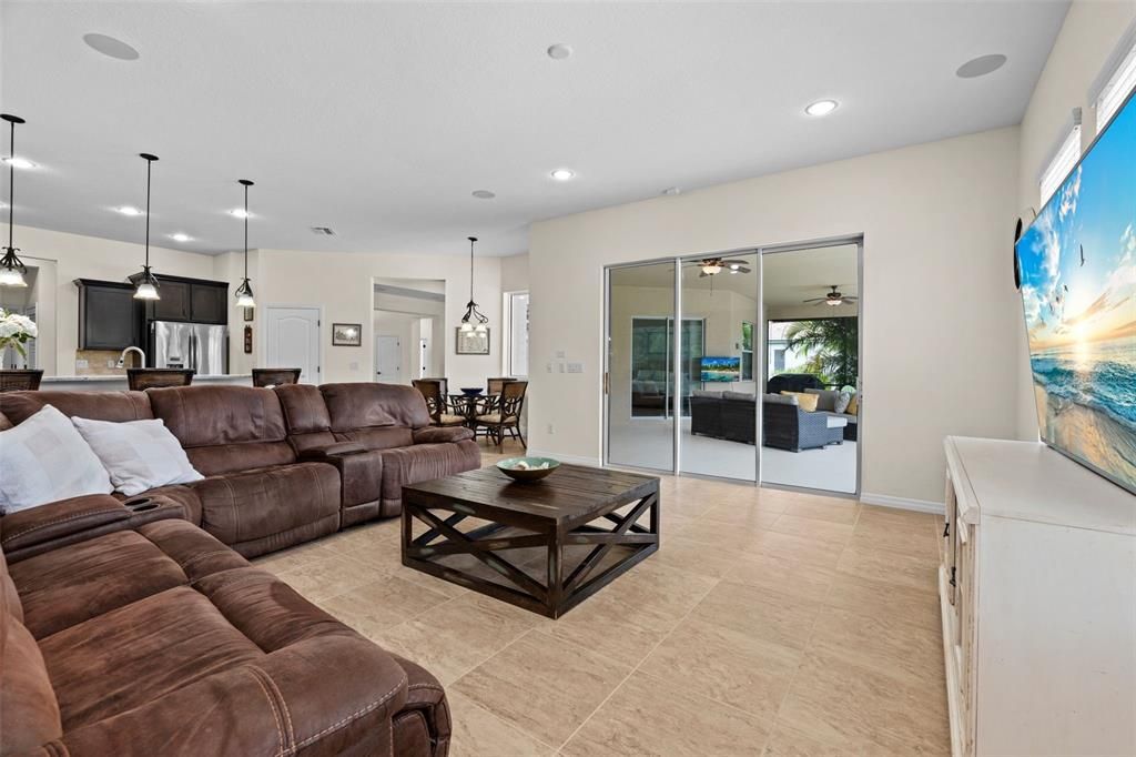 Под контрактом: $899,900 (4 спален, 3 ванн, 3120 Квадратных фут)