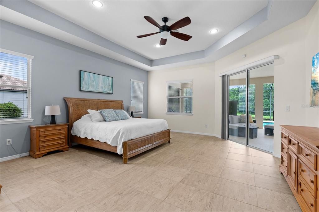 Под контрактом: $899,900 (4 спален, 3 ванн, 3120 Квадратных фут)