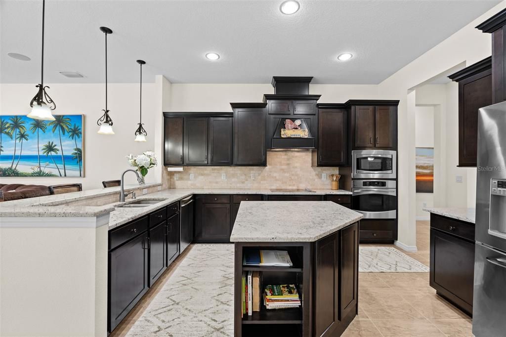 Под контрактом: $899,900 (4 спален, 3 ванн, 3120 Квадратных фут)