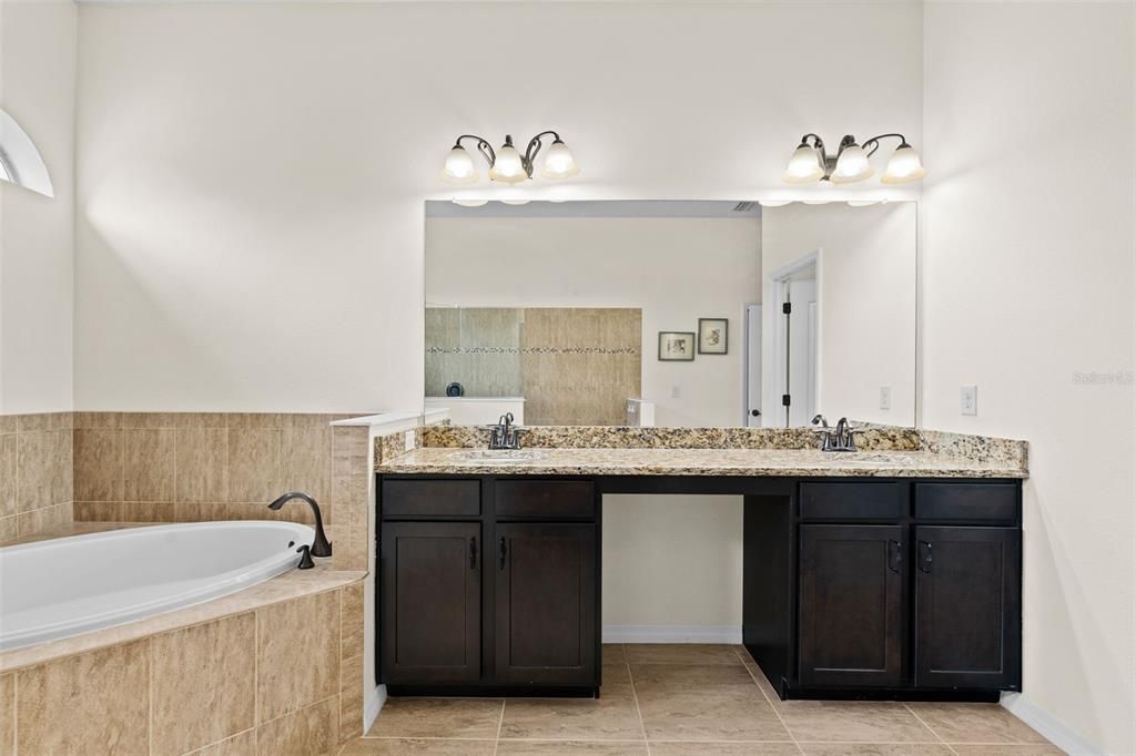 Под контрактом: $899,900 (4 спален, 3 ванн, 3120 Квадратных фут)