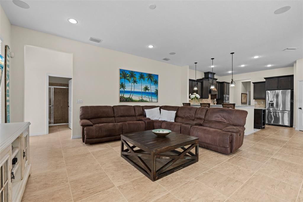 Под контрактом: $899,900 (4 спален, 3 ванн, 3120 Квадратных фут)