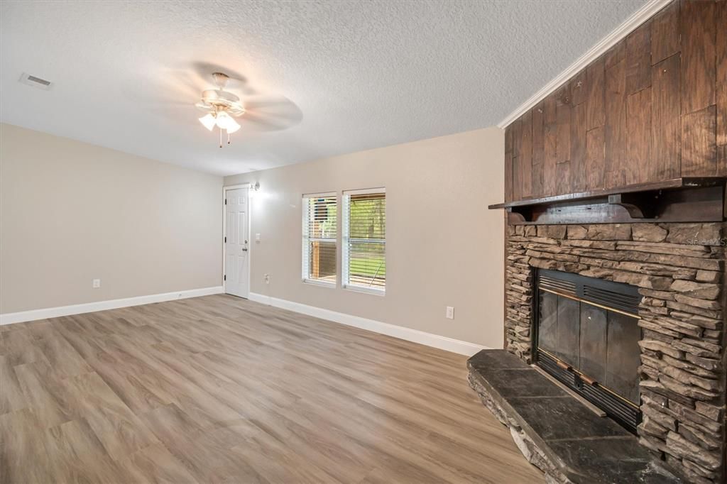 For Sale: $299,000 (3 beds, 2 baths, 1512 Square Feet)