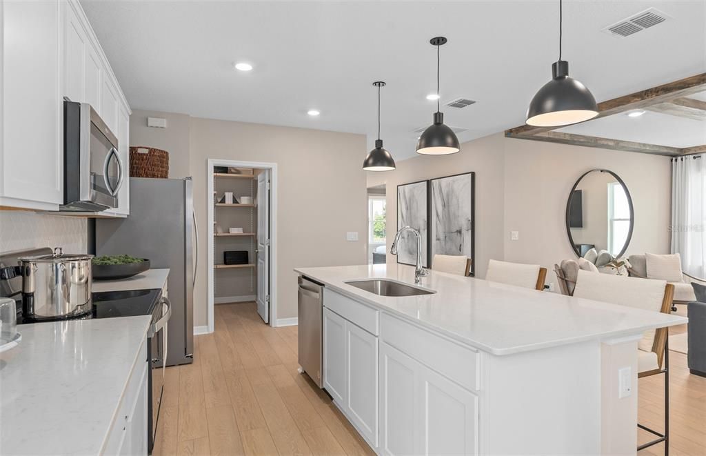 合同活跃: $385,790 (4 贝兹, 2 浴室, 1715 平方英尺)