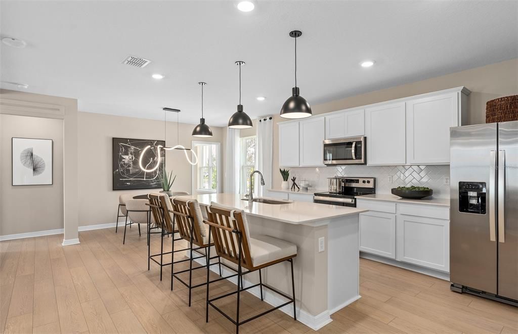 合同活跃: $385,790 (4 贝兹, 2 浴室, 1715 平方英尺)