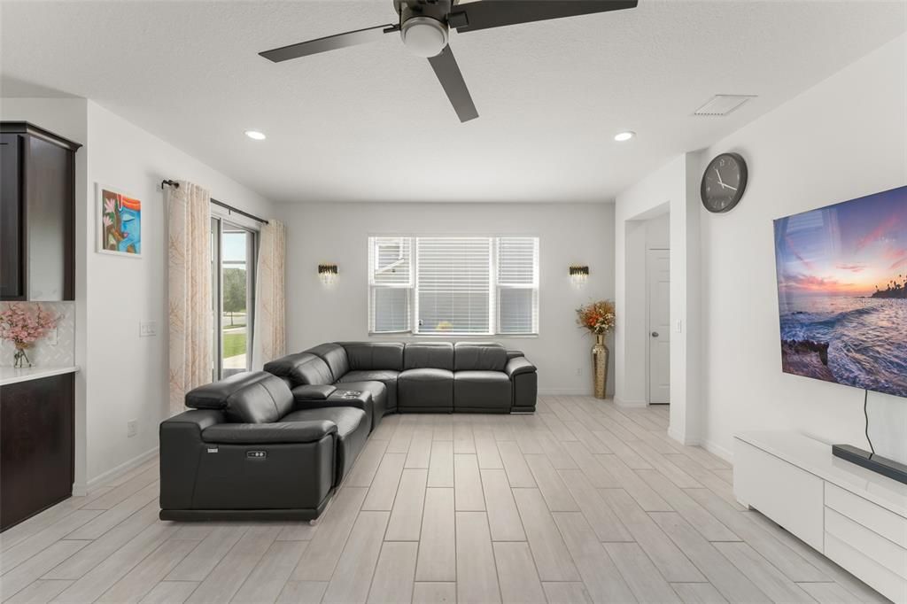 合同活跃: $579,000 (5 贝兹, 3 浴室, 3198 平方英尺)