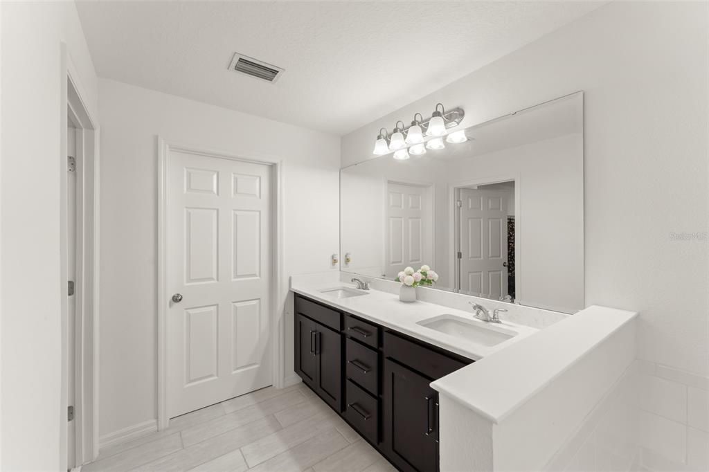 合同活跃: $579,000 (5 贝兹, 3 浴室, 3198 平方英尺)