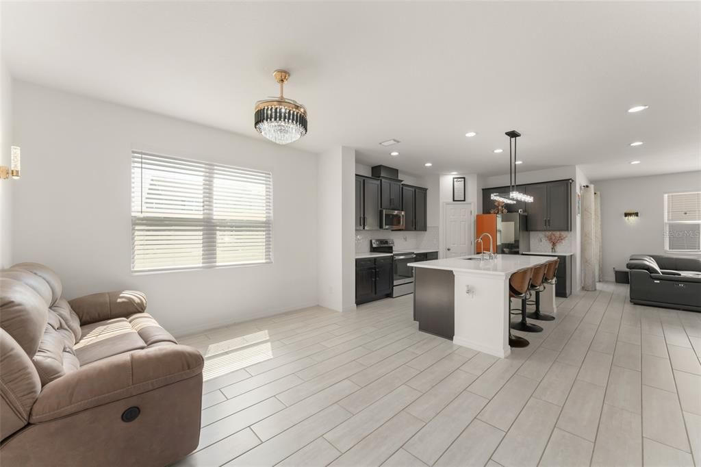 合同活跃: $579,000 (5 贝兹, 3 浴室, 3198 平方英尺)