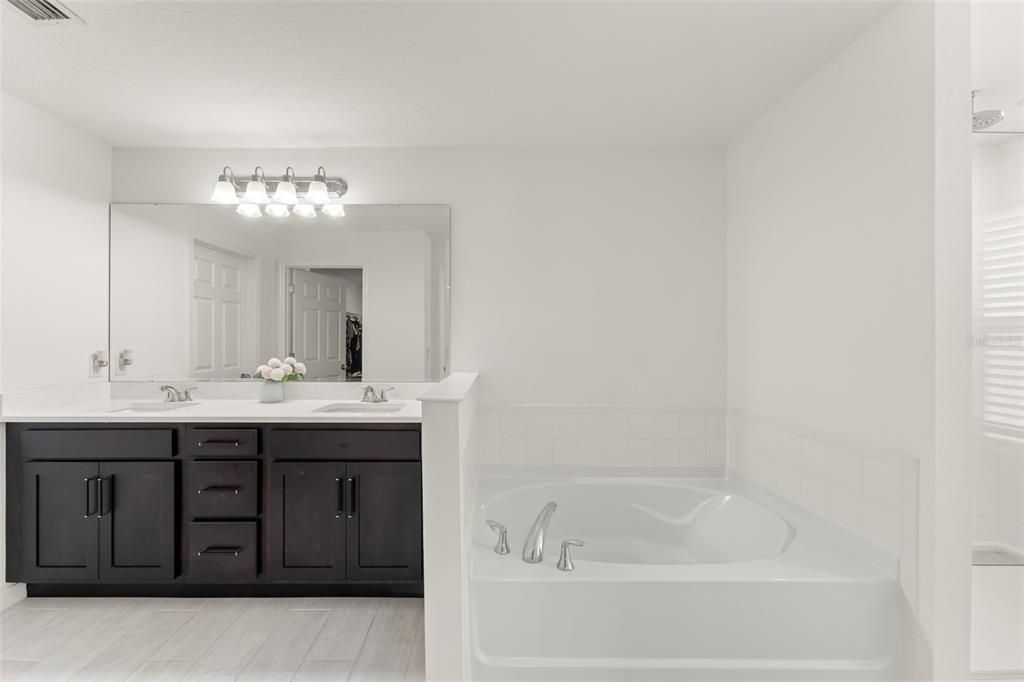 合同活跃: $579,000 (5 贝兹, 3 浴室, 3198 平方英尺)