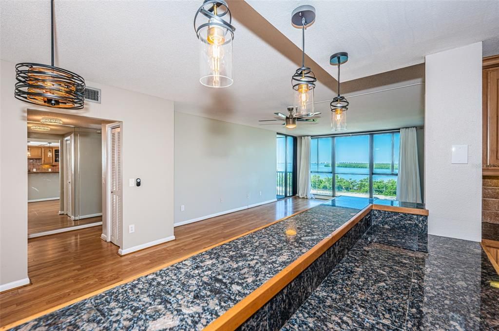 待售: $380,000 (2 贝兹, 2 浴室, 1290 平方英尺)