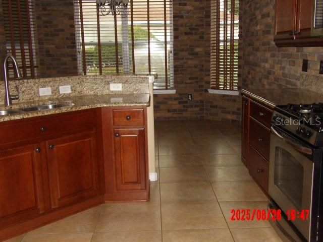 合同活跃: $395,000 (3 贝兹, 2 浴室, 1947 平方英尺)