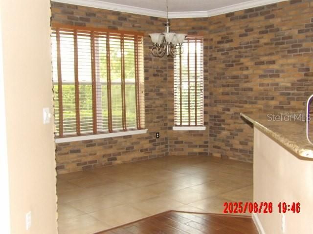 合同活跃: $395,000 (3 贝兹, 2 浴室, 1947 平方英尺)