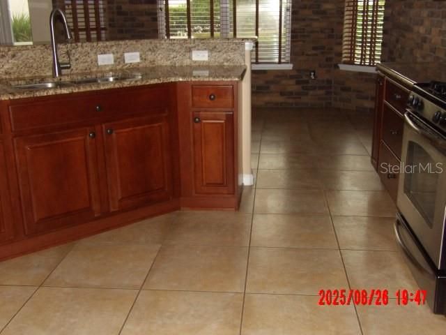 合同活跃: $395,000 (3 贝兹, 2 浴室, 1947 平方英尺)