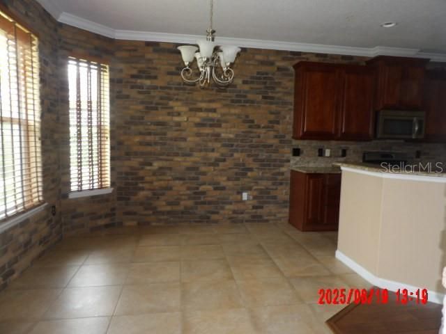 合同活跃: $395,000 (3 贝兹, 2 浴室, 1947 平方英尺)