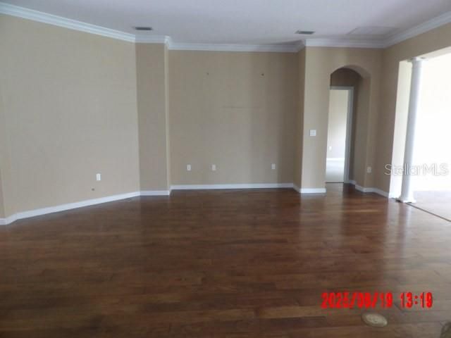 合同活跃: $395,000 (3 贝兹, 2 浴室, 1947 平方英尺)