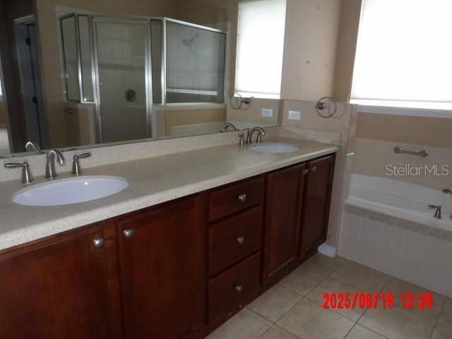 合同活跃: $395,000 (3 贝兹, 2 浴室, 1947 平方英尺)